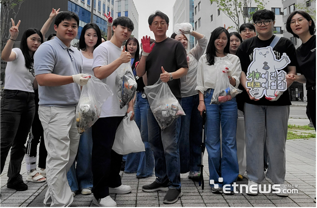 경기혁신센터가 27일 판교 제2테크노밸리 일대에서 플로깅 활동을 펼치고 기념 촬영했다.