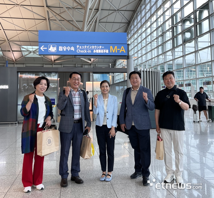 신계용 경기 과천시장, 이용록 충남 홍성군수, 조미진 유니세프한국위원회 사무총장, 임병택 경기 시흥시장, 최재구 충남 예산군수(왼쪽부터) 등  유니세프 그린스쿨 현장 방문단이 30일 인천공항에서 몽골로 출발 전 파이팅을 외치고 있다.