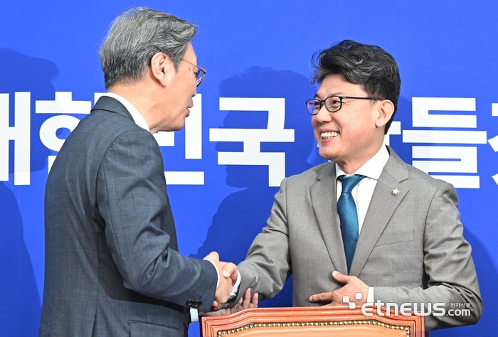 [포토] 악수하는 진성준-김창범