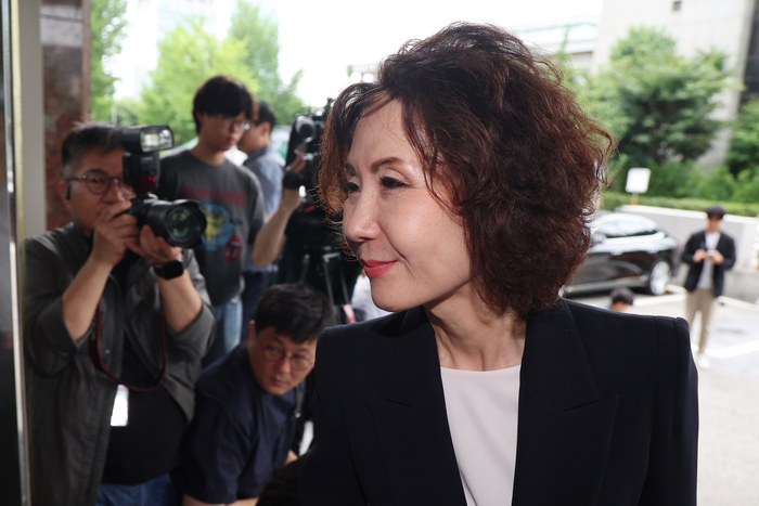 (서울=연합뉴스) 서대연 기자 = 이진숙 사회부총리 겸 교육부 장관 후보자가 30일 오전 서울 여의도 한국교육시설안전원에 마련된 인사청문회 준비 사무실로 출근하고 있다. 2025.6.30 dwise@yna.co.kr. 연합뉴스