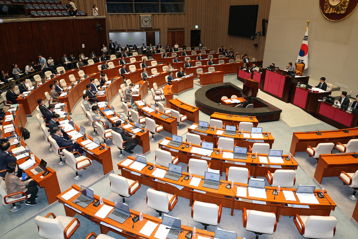 30일 국회에서 열린 예산결산특별위원회 전체회의에서 퇴장한 국민의힘 의원들의 자리가 비어 있다.(사진=연합뉴스)