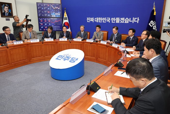 여야 지도부가 상법개정 간담회 후 포즈를 취하고 있다