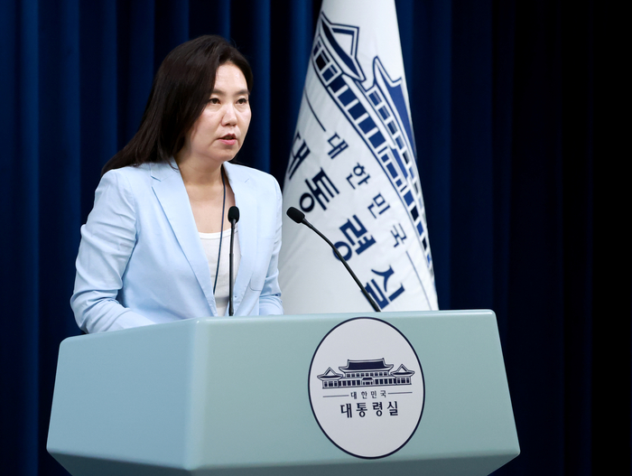 강유정 대통령실 대변인 현안 브리핑
     (서울=연합뉴스) 홍해인 기자 = 강유정 대통령실 대변인이 30일 서울 용산 대통령실 청사에서 현안 브리핑을 하고 있다. 2025.6.30
     hihong@yna.co.kr
 (끝)