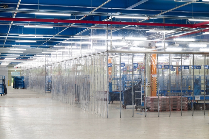 CLS는 물류 업계 최초로 '차폐식 대형 냉방 구역' 시스템을 도입했다. 사진은 청주 서브허브에 설치된 차폐식 대형 냉방 구역.