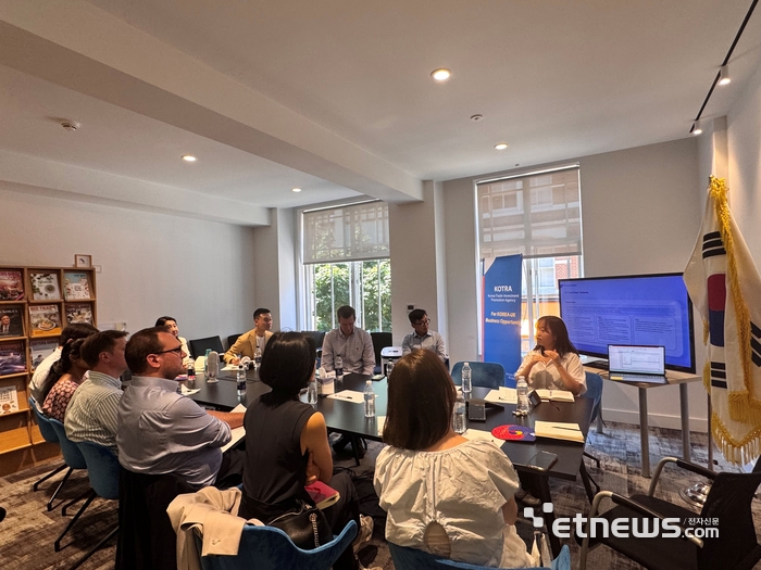 KOTRA는 30일(현지시간) 영국 런던에서 주요 대학 관계자와 테크 분야 HR 전문가 10명을 초청해, 첨단산업 인재 발굴·유치 및 한국 진출을 주제로 간담회를 열었다. KOTRA 제공