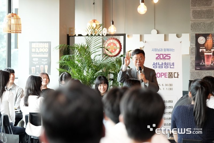신상진 성남시장이 지난달 30일 분당구의 한 음식점에서 열린 '2025 성남청년 #HOPE 품다' 간담회에 참석해 청년들과 대화를 나누고 있다.