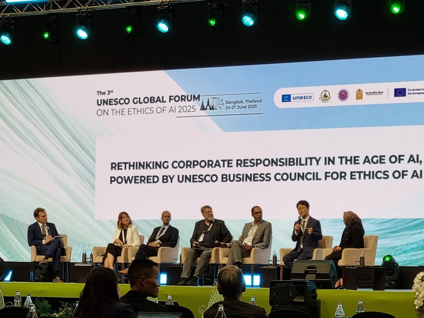 태국 방콕에서 열린 유네스코 인공지능(AI) 윤리 글로벌 포럼에 참가한 김명신 LG AI연구원 정책수석(오른쪽 두 번째)이 글로벌 AI 거버넌스를 위한 민간 부문의 협력에 관해 논의하는 모습.