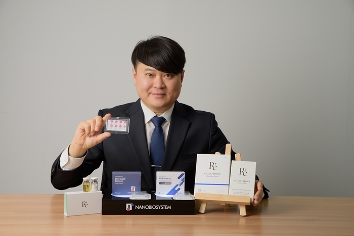 '셀로브릿지 나노패치(제품명:셀로잇)'를 소개하고 있는 김장호 나노바이오스시스템 대표.