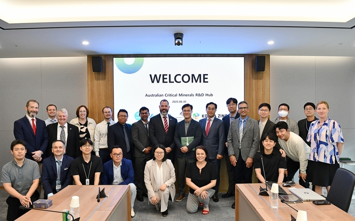 고려아연과 호주 핵심광물 R&D 대표단이 협력 논의를 위한 미팅을 마친 뒤 기념촬영 하는 모습. 고려아연