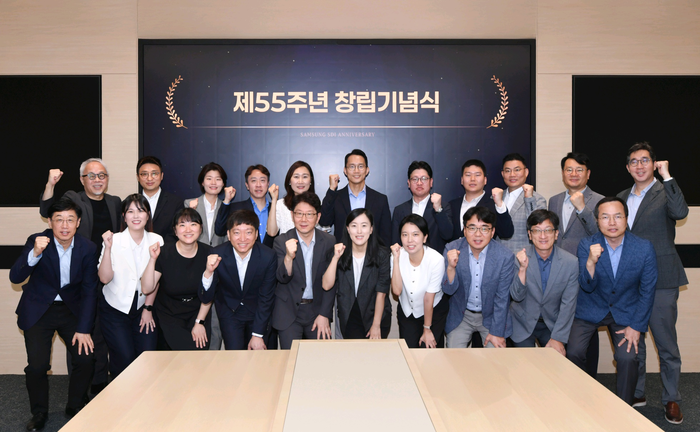 1일 삼성SDI 기흥 본사에서 개최된 55주년 창립기념일 행사에서  최주선 삼성SDI 사장(왼쪽 위)과 주요 경영진, SDI인상 등 수상자들이 기념사진을 촬영하고 있다. (삼성SDI 제공)