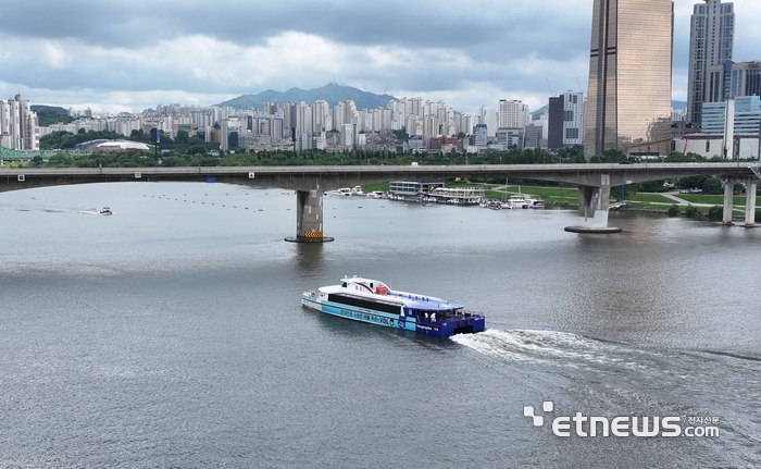 [포토] 63빌딩보며 물살 가르는 한강버스