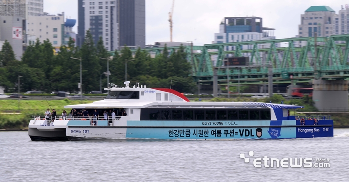 [포토] 한강으로 출퇴근하는 시대