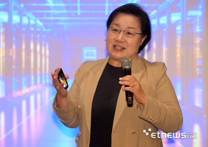 전자신문 2025년 7월 CIO/CISO 조찬 세미나가 'AI 혁신의 기초 체력을 점검하라'를 주제로 1일 서울 강남구 그랜드인터컨티넨탈 서울파르나스 호텔에서 열렸다. 이정미 NTT데이터코리아 부사장이 'AI 여명의 기대감과 PoC 열풍을 지나 기반 구축부터 확산까지', 'AI 혁신의 확산에 대비한 네트워크 환경과 보안 체력 점검'을 주제로 발표하고 있다. 김민수기자 mskim@etnews.com