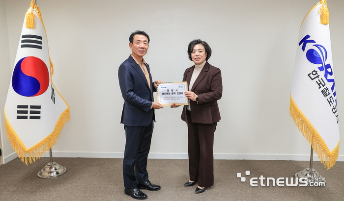 신계용 과천시장(오른쪽)이 2월 한문희 한국철도공사 사장을 만나 과천역과 정부과천청사역 개찰구 방향 현안 해결을 건의했다.