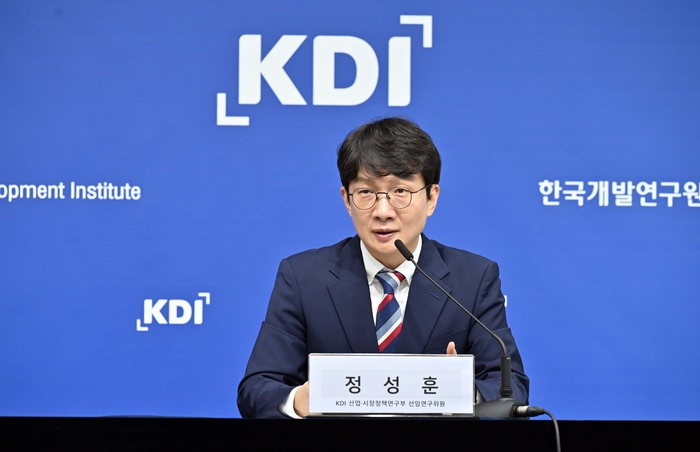 정성훈 KDI 선임연구위원이 1일 정부세종청사에서 '2010년대 이후 무역구조 변화와 경제 안보에 대한 함의' 보고서를 발표하고 있다.[KDI 제공]