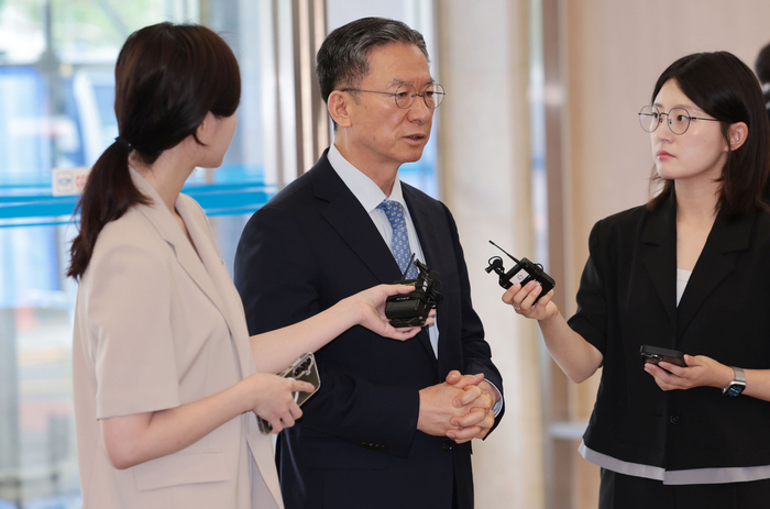 정성호 법무부 장관 후보자가 1일 서울 종로구 적선동에 마련된 인사청문회 준비 사무실로 출근하며 취재진 질문에 답하고 있다. 연합뉴스