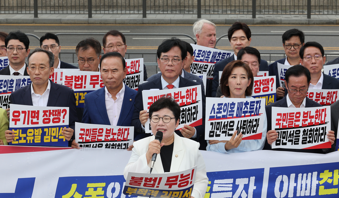 국민의힘 임이자 의원이  1일 서울 용산 대통령실 앞에서 열린 현장 의원총회에서 발언하고 있다.(사진=연합뉴스)