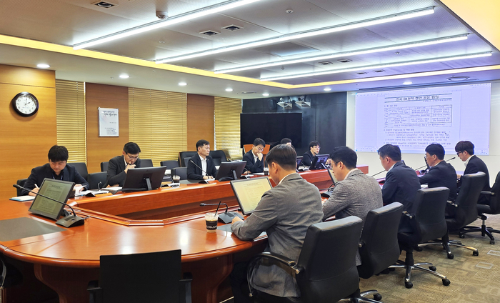 한국서부발전은 2일 충남 태안 본사에서 이정복 서부발전 사장(뒷줄 왼쪽 세 번째) 주재로 '디지털 변환(DX) 전략 수립을 위한 전략회의'를 개최했다. 한국서부발전