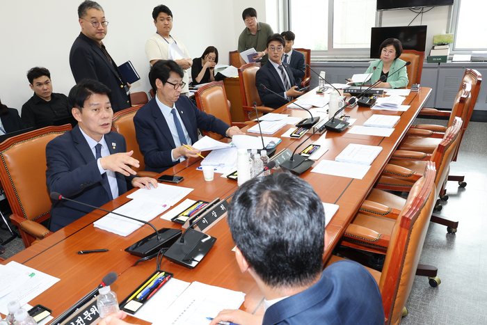 2일 국회에서 과학기술정보방송통신위원회의 정보통신방송법안심사소위원회가 더불어민주당 소속 김현 소위원장 등이 참석한 가운데 열리고 있다. (연합뉴스)