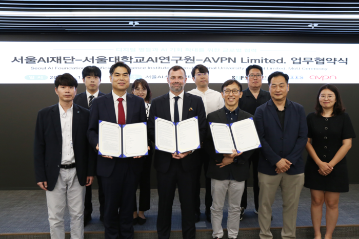 업무협약 체결 기념사진. 가운데 왼쪽부터 김만기 서울AI재단 이사장, Tristan Ace 중앙 AVPN 대외협력총괄, 함종민 서울대AI연구원 산학협력센터장