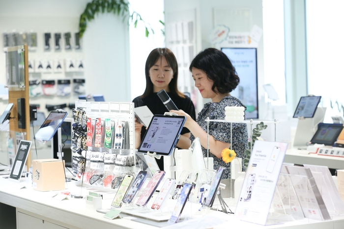 LG유플러스 직원이 서울 강남역  '일상비일상의틈byU+'에 마련된 제품 판매 공간을 둘러보는 모습.