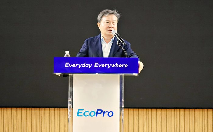 이동채 에코프로 창업주가 충북 오창 에코프로 본사에서 열린 3분기 조회식에서 발언하고 있다. (사진=에코프로)