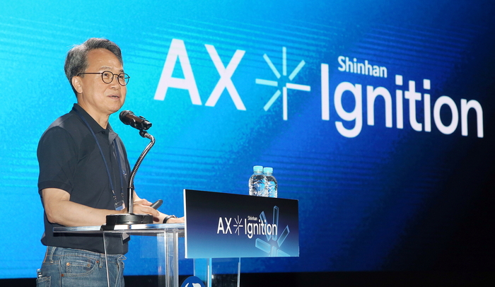 진옥동 신한금융그룹 회장이 지난 1일 경기도 용인에 위치한 신한은행 블루캠퍼스에서 열린 '2025년 하반기 경영포럼'에서 강평을 하고 있다.