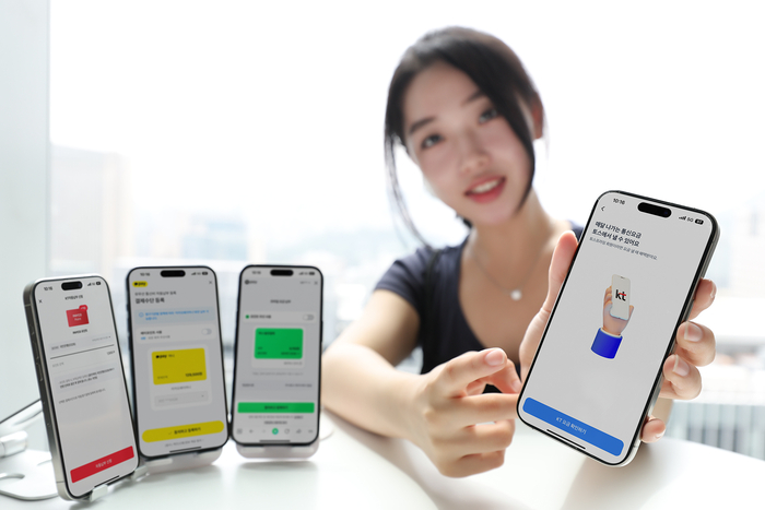 모델이 KT 토스페이 자동납부 서비스를 소개하고 있다.