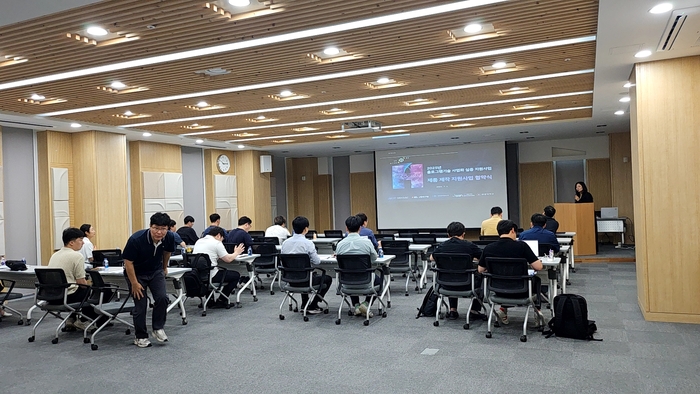 전북디지털융합센터는 지난 2일 홀로그램 제품 제작 지원사업에 참여한 13개 기업과 과제협약을 체결했다.