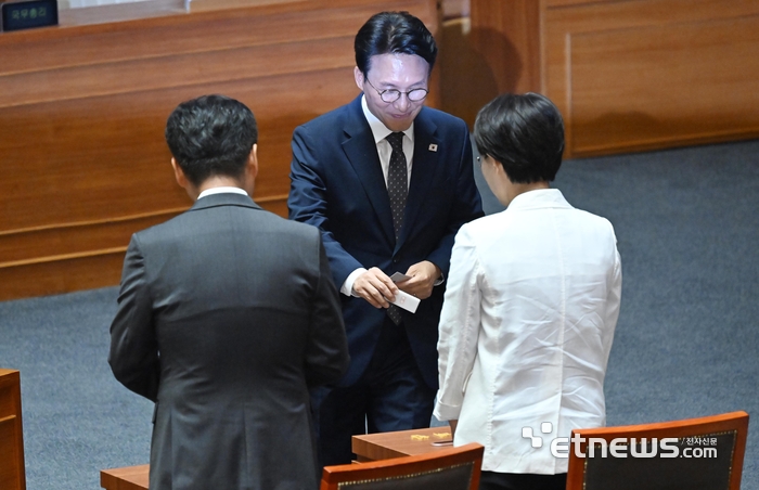 [포토] 무기명 투표 하는 김민석