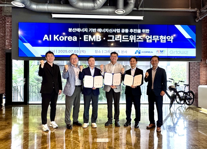 그리드위즈는 지난 3일 AI Korea, EMB와 '분산에너지 사업 공동 추진을 위한 3자 업무협약을 맺었다. 왼쪽부터 남윤명 Emb 이사, 배성용 AI Korea 전무, 여명규 AI Korea 사장, 김구환 그리드위즈 대표, 홍지태 Emb 대표, 박창민 그리드위즈 전무.