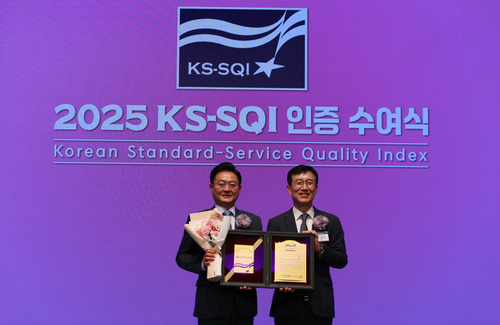 (왼쪽부터)이준석 신한저축은행 부사장, 문동민 한국표준협회 회장이 한국서비스품질지수 1위 기념촬영을 하고 있다.(사진=신한저축은행)
