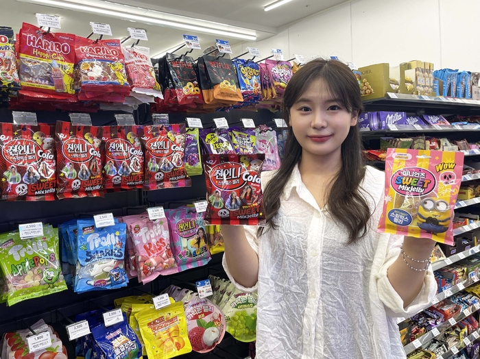 모델이 '젼언니 스윗믹스젤리 콜라맛'를 소개하고 있다.