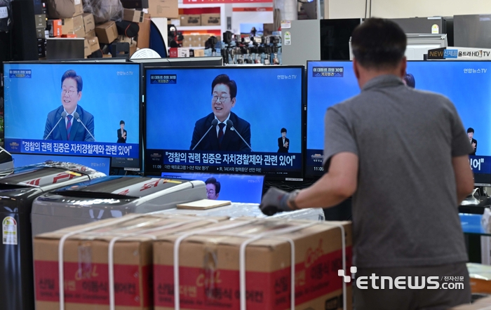 [포토] 일손 놓고, 이재명 대통령 취임 30일 기자회견 경청