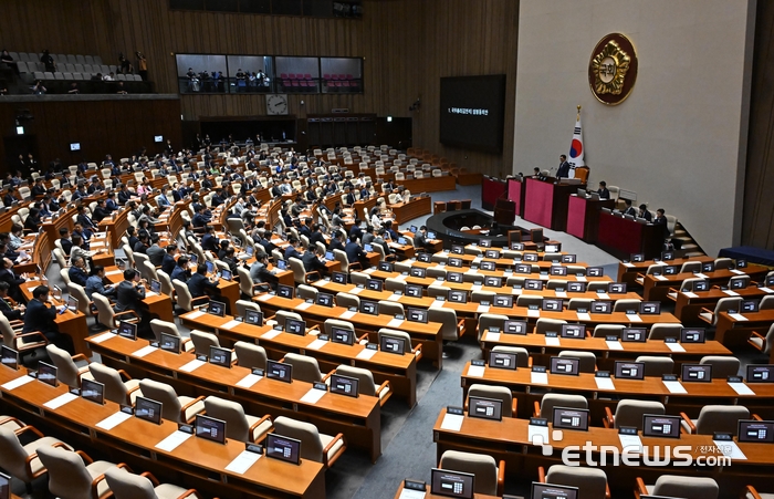 제426회 국회(임시회) 제4차 본회의가 3일 서울 여의도 국회 본회의장에서 열렸다. 국무총리(김민석) 임명동의안이 상정된 가운데 국민의힘 의석이 비어있다. 이동근기자 foto@etnews.com