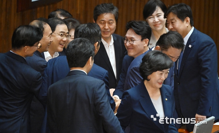 [포토] 축하받는 김민석
