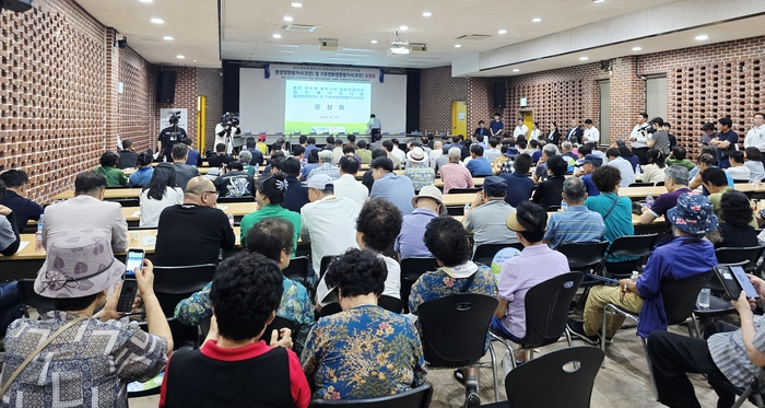 지난 2일 오후 경기도 용인시 처인구 양지면 용인청소년수련원에서 '반도체 클러스터 일반산업단지 집단에너지사업 환경영향평가서 초안 및 기후변화영향평가서 초안 공청회가 진행되고 있다.