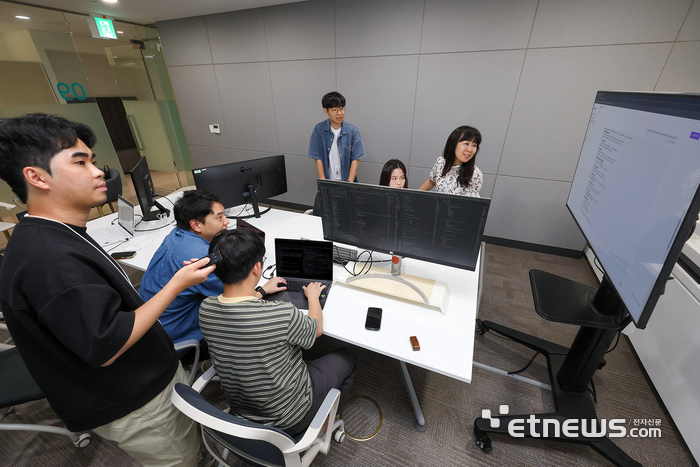 [포토]  KT, 한국적 AI 모델 '믿:음 2.0' 상업적 활용 가능한 오픈소스로 공개