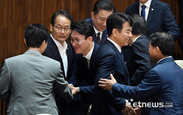 [포토] 본회의 참석한 김민석