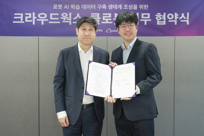 김우승 크라우드웍스 대표(사진 왼쪽)와 김창구 클로봇 대표(오른쪽)가 업무협약식에서 기념사진을 촬영하고 있다.