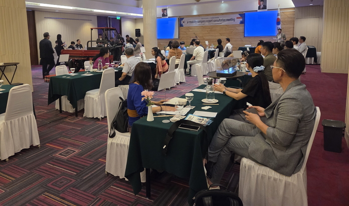 전남도 e모빌리티 시장개척단이 인도네시아에서 수출상담회를 갖고 있다.