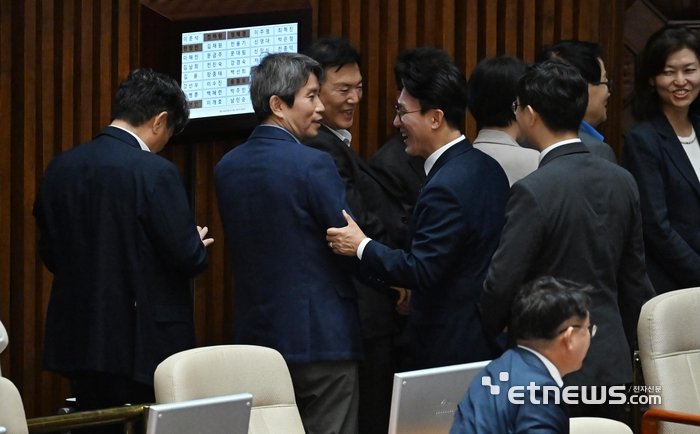 [포토] 동료들과 인사하는 김민석