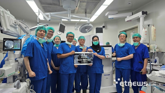 인도네시아 자카르타의 최고 권위 국립병원인 RSCM(Dr. Cipto Mangunkusumo Hospital)에서 현지의 의료진들과 로엔서지컬 직원들이 신장결석 수술로봇 자메닉스 데모 도입 기념촬영을 하고 있다.
