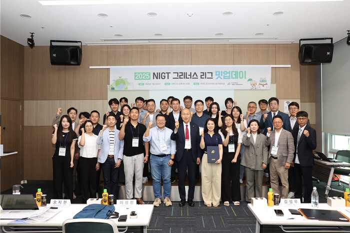 이상협 국가녹색기술연구소 소장(사진 가운데)과 그리너스 리그 2030으로 신규 지정된 기업 관계자가 '그리너스 리그 2030' 출범식에 참석했다.