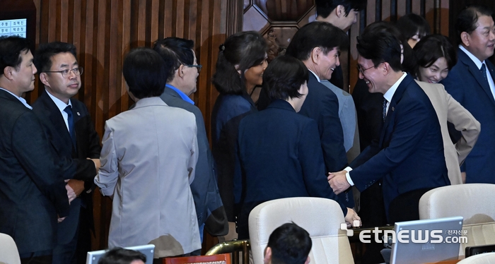 [포토] 동료들과 인사하는 김민석