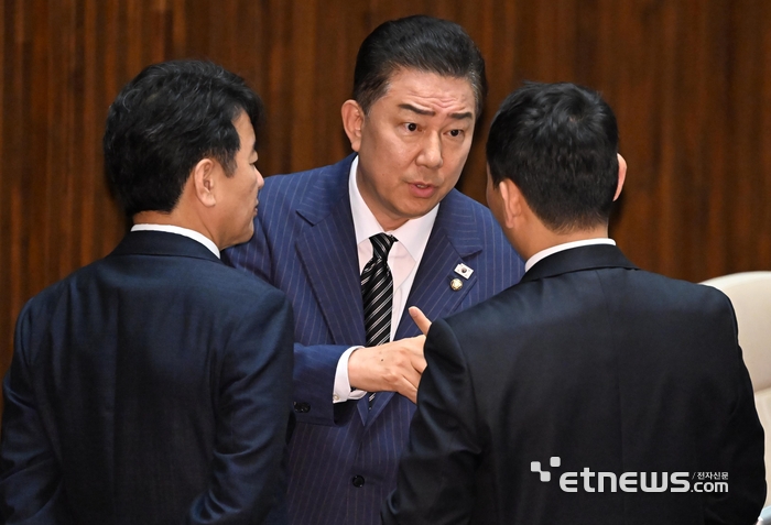 [포토] 심각한 표정의 김병기