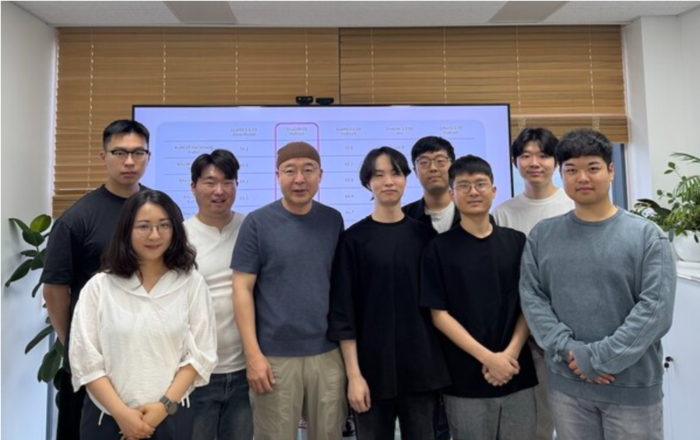 (왼쪽부터) 손영준 서울대 박사과정생, 소연경 박사과정생, 박찬우 석사과정생, 이재진 교수, 김진표 박사과정생, 석지헌 박사과정생, 조경제 박사과정생, 박종원 석사과정생, 김종민 박사과정생 (한국연구재단 제공)