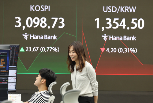 코스피가 상승 출발한 3일 서울 중구 하나은행 딜링룸에서 딜러들이 대화하고 있다. (사진=연합뉴스)