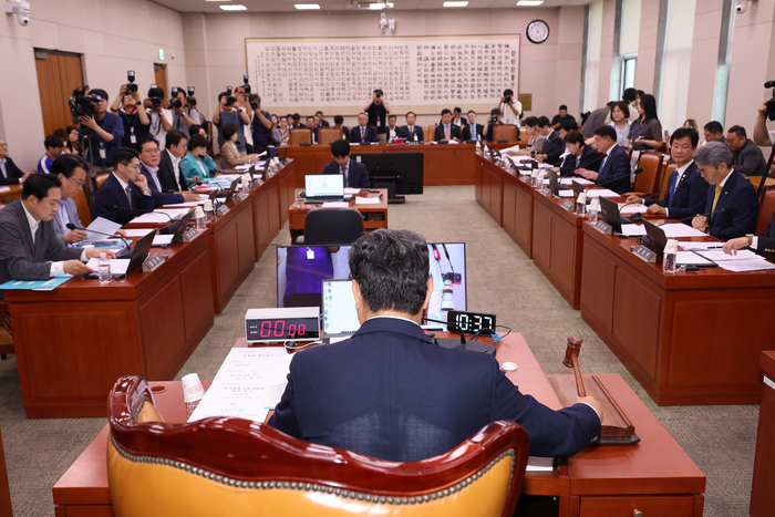 3일 서울 여의도 국회에서 열린 법제사법위원회 전체회의에서 더불어민주당 소속 이춘석 위원장이 의사봉을 두드리고 있다. 연합뉴스