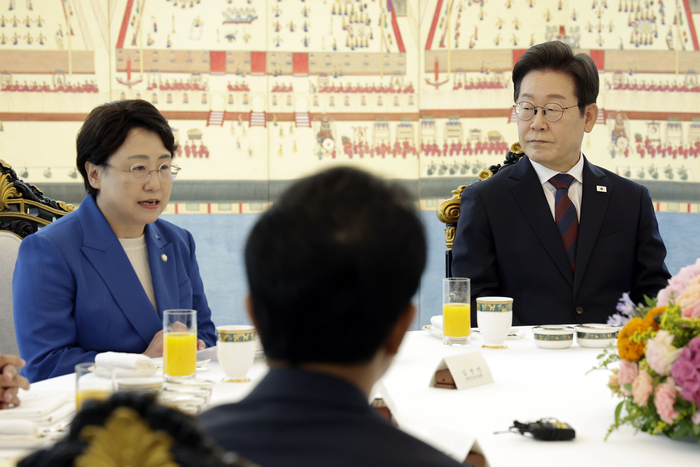 발언 듣는 이재명 대통령     (서울=연합뉴스) 한상균 기자 = 이재명 대통령이 3일 서울 한남동 관저에서 열린 비교섭단체 5당 지도부 오찬 회동에서 조국혁신당 김선민 당대표 권한대행의 발언을 듣고 있다. 2025.7.3 [대통령실통신사진기자단]     xyz@yna.co.kr (끝)